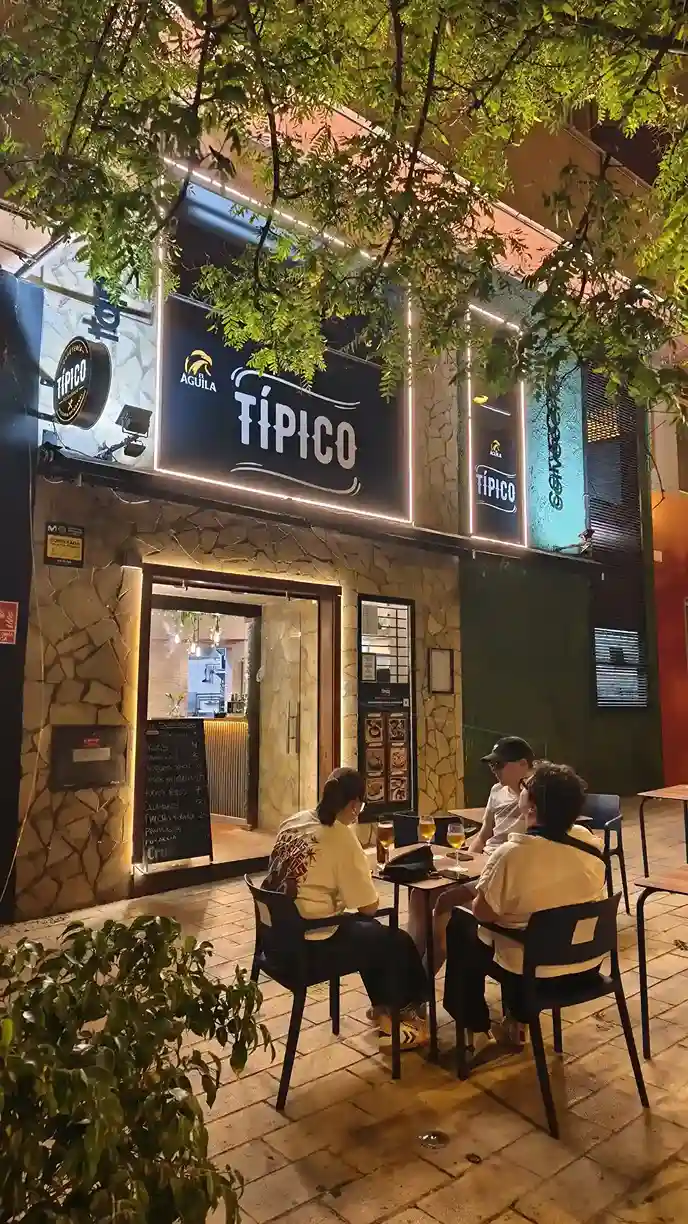Fachada Restaurante Tipico noche