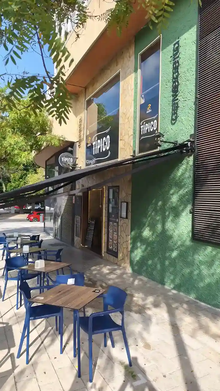Fachada Restaurante Tipico dia